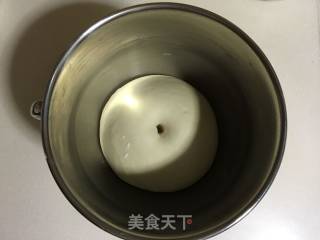 玫瑰花香肠披萨的做法步骤：2
