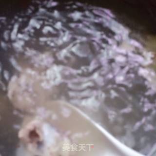 大骨薏米白连汤的做法步骤：2