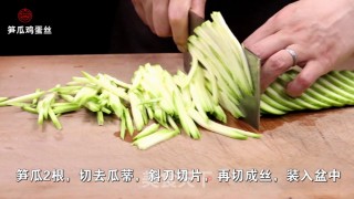 笋瓜鸡蛋丝的做法步骤：1