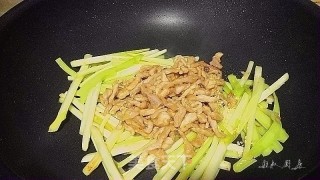 韭黄肉丝的做法步骤：7
