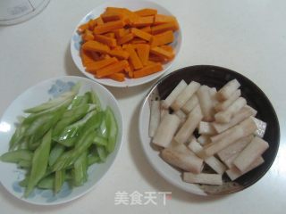 山药西芹炒南瓜的做法步骤：1