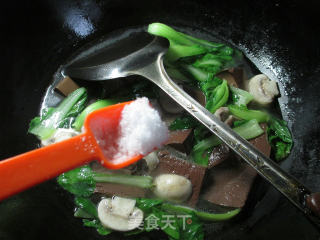 鸡毛菜蘑菇煮鸭血的做法步骤：5