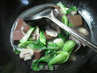 鸡毛菜蘑菇煮鸭血的做法步骤：6
