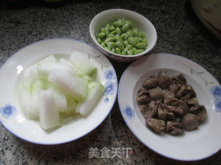 毛豆鸡心烧冬瓜的做法步骤：1
