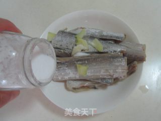 干炸带鱼的做法步骤：1