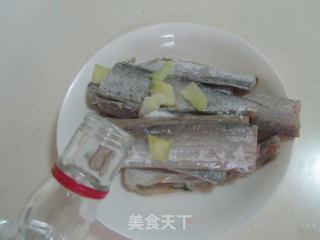 干炸带鱼的做法步骤：2