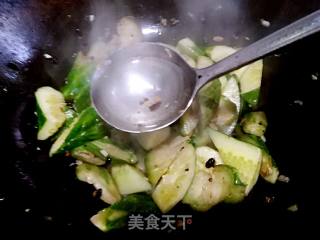 蒜蓉豆豉炒双瓜的做法步骤：4