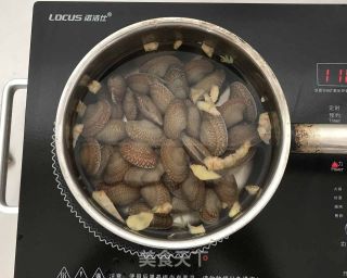 姜葱炒花甲的做法步骤：3