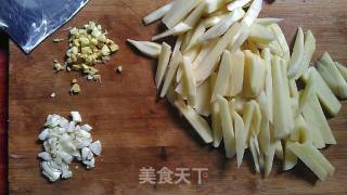 油炸土豆的做法步骤：2