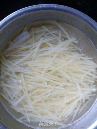 炝拌土豆丝的做法步骤：3
