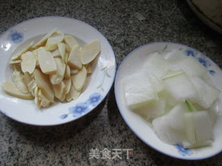 冬瓜鞭笋汤的做法步骤：1