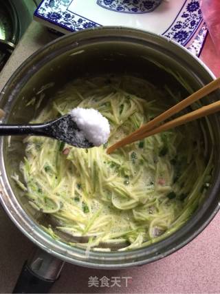西葫芦火腿夹饼的做法步骤：2