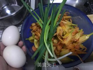 超好吃鲜黄花炒鸡蛋的做法步骤：1