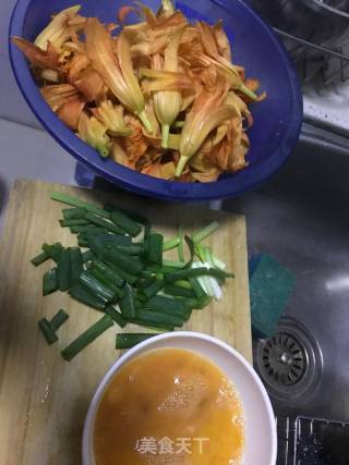 超好吃鲜黄花炒鸡蛋的做法步骤：2