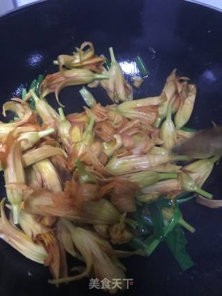 超好吃鲜黄花炒鸡蛋的做法步骤：5