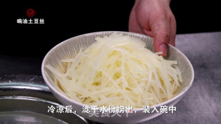 响油土豆丝的做法步骤：2
