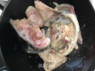 砂锅鱼头的做法步骤：3