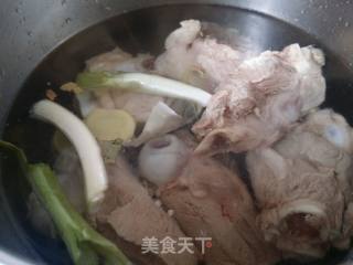 山药大骨汤的做法步骤：2