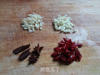花生焖鸡爪的做法步骤：3