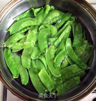 荷兰豆炒腊肠的做法步骤：2