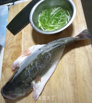 清蒸鲈鱼的做法步骤：1