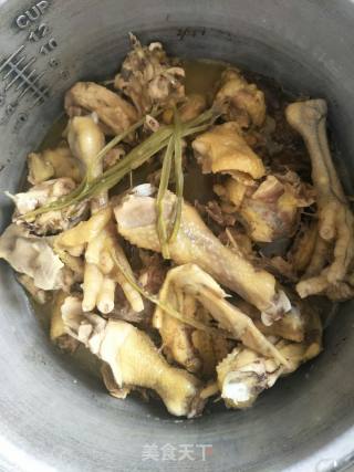 啤酒焖鸡的做法步骤：1