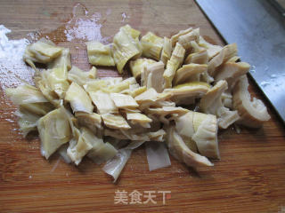 羊尾笋丝瓜汤的做法步骤：2