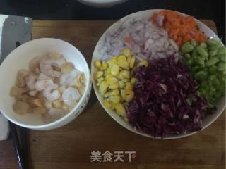 焗什锦海鲜饭的做法步骤：1