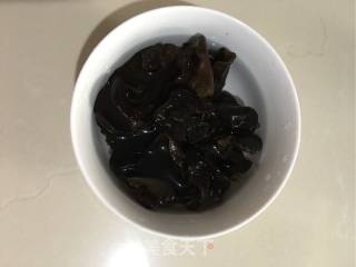 西兰花炒木耳的做法步骤：1