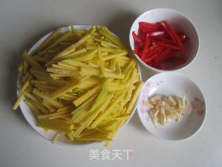 红椒炒南瓜丝的做法步骤：1