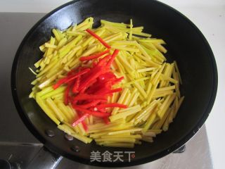 红椒炒南瓜丝的做法步骤：4