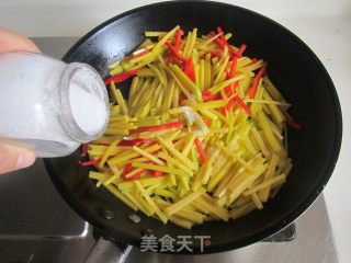 红椒炒南瓜丝的做法步骤：5