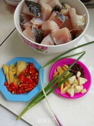 泡椒烧鱼的做法步骤：1