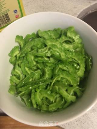 苦瓜炒鸡蛋的做法步骤：1