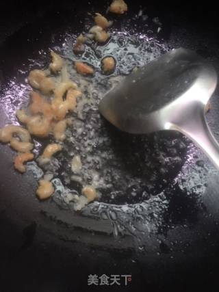 干虾仁炒藕片的做法步骤：2