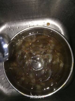 青椒炒虾仁的做法步骤：1