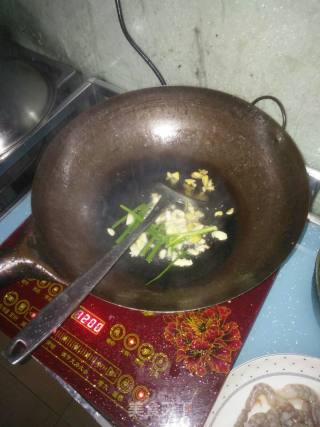 青椒炒虾仁的做法步骤：4