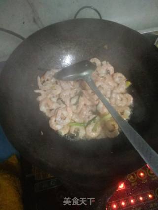 青椒炒虾仁的做法步骤：6