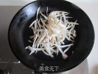青椒杏鲍菇炒干丝的做法步骤：4
