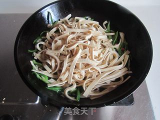 青椒杏鲍菇炒干丝的做法步骤：6