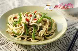 青椒杏鲍菇炒干丝的做法步骤：8