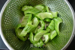 苦瓜烧鸡腿的做法步骤：2