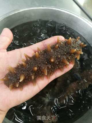红萝卜玉米筒子骨海参汤，这样很夏天的做法步骤：1