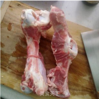 红萝卜玉米筒子骨海参汤，这样很夏天的做法步骤：2