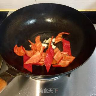 红椒芦笋炒菌菇的做法步骤：5