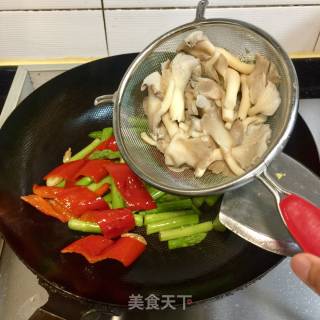 红椒芦笋炒菌菇的做法步骤：6