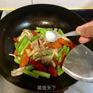 红椒芦笋炒菌菇的做法步骤：7