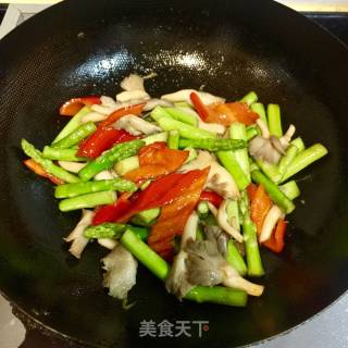 红椒芦笋炒菌菇的做法步骤：8
