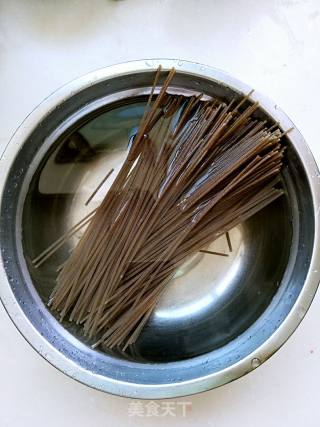 夏天一碗酸辣苦荞面的做法步骤：4