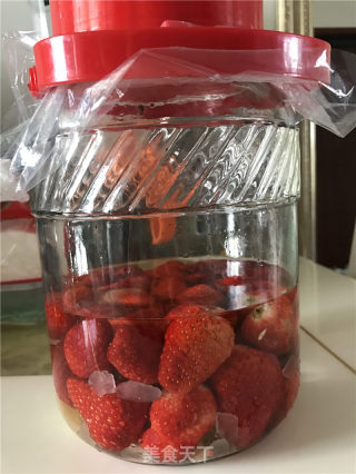 草莓酒的做法步骤：5